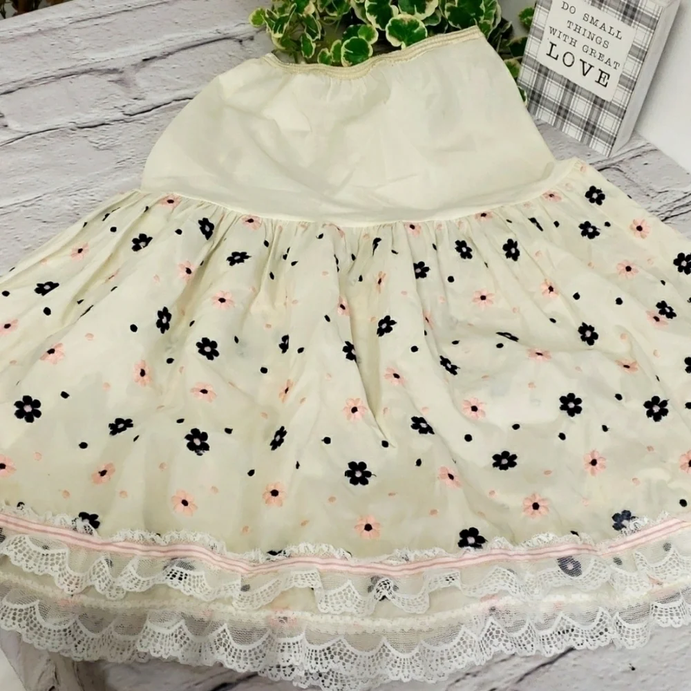 Vintage 50s Half Slip Embroiidered Flowers. Acetate GUC See Pics - Picture 15 of 15